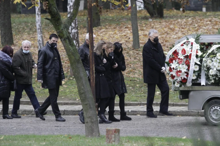 (FOTO) REPUBLIKA NA SAHRANI UBIJENOG ŠKALJARCA! Krici odzvanjali grobljem: Pustite me da idem s njim!