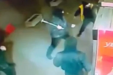 (VIDEO) Jezivi navijački obračun u Mladenovcu! Radile metalne šipke i čekić