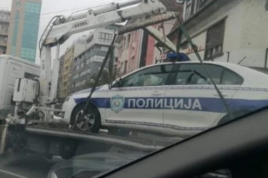 (FOTO) ŠOK U NOVOM SADU! Pauk odneo policijsko vozilo