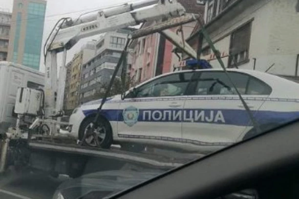 (FOTO) ŠOK U NOVOM SADU! Pauk odneo policijsko vozilo