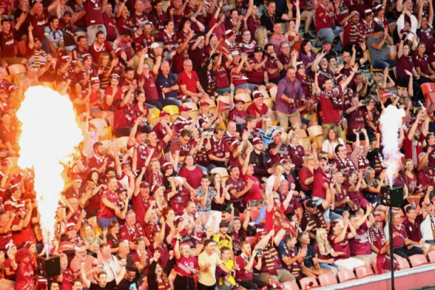 (FOTO) U Srbiji NA TRIBINAMA SAMO ŠAVIJA, a u AUSTRALIJI SPEKTAKL: Pogledajte kako je izgledala NAJVEĆA PUBLIKA OD IZBIJANJA KOVIDA!