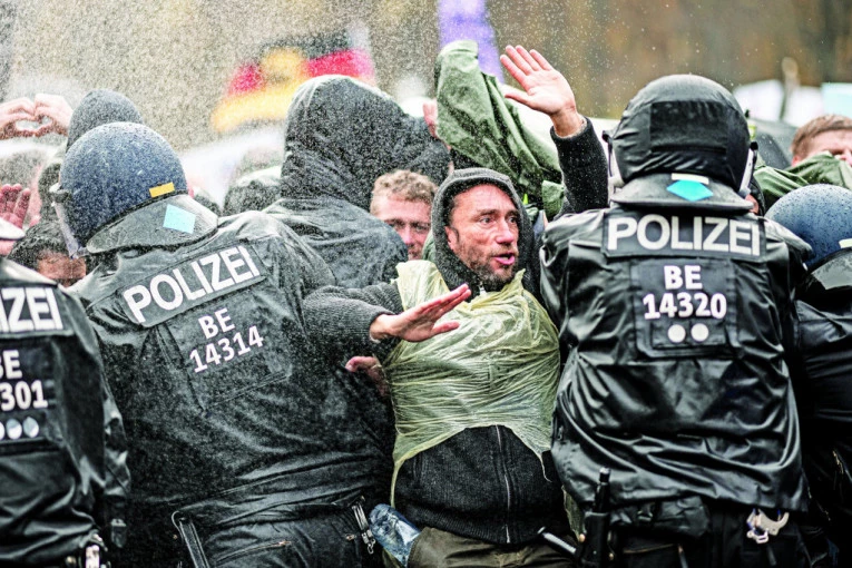 LICEMERJE NAJMOĆNIJE DRŽAVE U EVROPI: Nemci podržavaju demonstracije u drugim zemljama, a svoj narod KRVNIČKI biju usred glavnog grada!