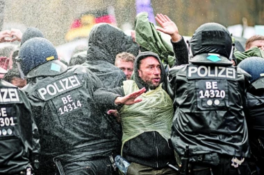 LICEMERJE NAJMOĆNIJE DRŽAVE U EVROPI: Nemci podržavaju demonstracije u drugim zemljama, a svoj narod KRVNIČKI biju usred glavnog grada!