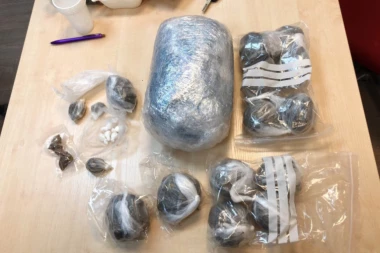 Uhapšen diler u Beogradu: PolicIja u stanu pronašla 1,5 kilograma marihuane spremne za ulicu