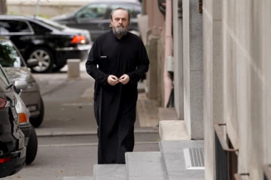 VLADIKA STEFAN O POMENU NASTRADALIM SRBIMA: Navijači su me oduševili, junački su podneli užas na Kosmetu!