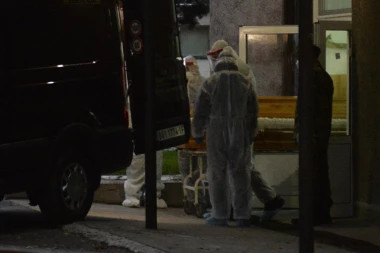 (FOTO, VIDEO) SANDUK SA TELOM IRINEJA IZNET SA VMC: Upokojenog patrijarha prebacuju u Sabornu crkvu