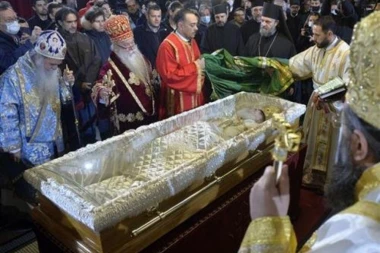 KOVČEG ĆE BITI U STAKLU: Vernici neće smeti da ga celivaju, a građani se mole OVO!