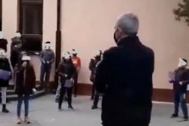 (VIDEO) OVO ĆE NAJEŽITI SVAKOG GROBARA: Učenici poznatom Partizanovom pesmom ispratili direktora u penziju!