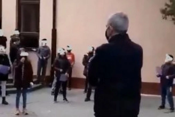 (VIDEO) OVO ĆE NAJEŽITI SVAKOG GROBARA: Učenici poznatom Partizanovom pesmom ispratili direktora u penziju!