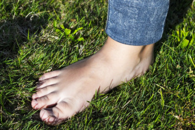 SIMPTOMI na koje morate da obratite pažnju! Gljivična infekcija NOKTIJU na stopalima nije samo ESTETSKI problem!