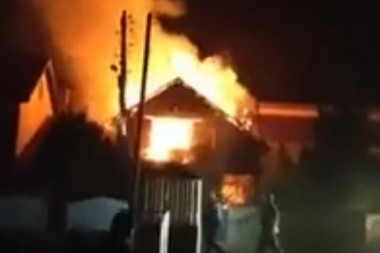 (VIDEO) Nezabeležena drama kod Požarevca: Policija je došla da privede lopova, a onda je on zapalio kuću
