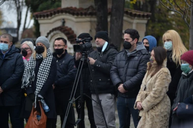 IVAN BEKJAREV SAHRANJEN U ALEJI ZASLUŽNIH GRAĐANA:  Od glumca se oprostila porodica, kolege i prijatelji - BOL I TUGA  PREKRILi SU NJIHOVA LICA!