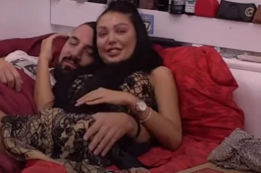 (VIDEO) OPA! Maja uskočila kod Tomovića u krevet, on nije mogao da  OBUZDA RUKE!