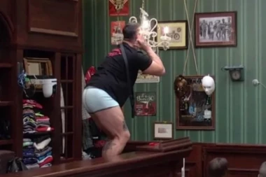 Šta se desi u pabu, ostaje u pabu: Kristijan odabrao ekipu za slavu, pa za njih napravio šou u boksericama!