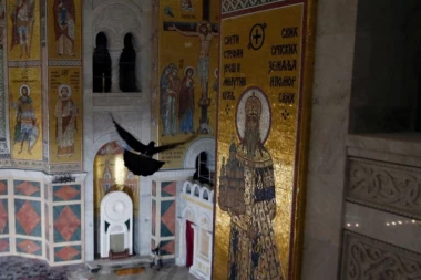 SAHRANA PATRIJARHA IRINEJA! SVETO ČUDO U HRAMU SVETOG SAVE: Raširenih krila ptica poletela ka ISUSU HRISTU