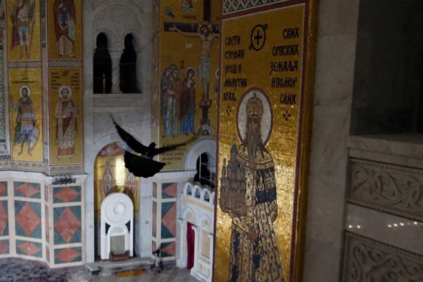 SAHRANA PATRIJARHA IRINEJA! SVETO ČUDO U HRAMU SVETOG SAVE: Raširenih krila ptica poletela ka ISUSU HRISTU