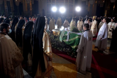 (FOTO) ON je svima privukao pažnju na sahrani Irineja: Ko je misteriozni mladić što stoji pored mitropolita?