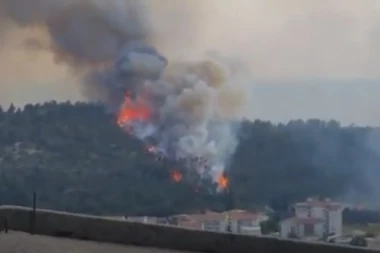 SUTOMORE U PLAMENU! Vatrogasci na terenu, vetar raspiruje vatru