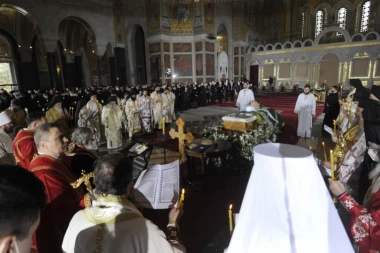 (FOTO, VIDEO) SRBIJA SE OPROSTILA OD VELIKOG ČOVEKA: Sahranjen patrijarh Irinej