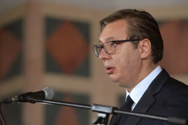 PREDSEDNIK SUTRA U KASARNI DEDINJE: Vučić obilazi punkt za vakcinaciju