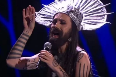 (FOTO) SEVNULA BUTKICA BOŽA VREĆA: Pevač se skinuo, pa zapalio društvene mreže!