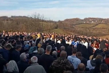 (VIDEO) Veliki broj vernika na sahrani raščinjenog vladike Artemija