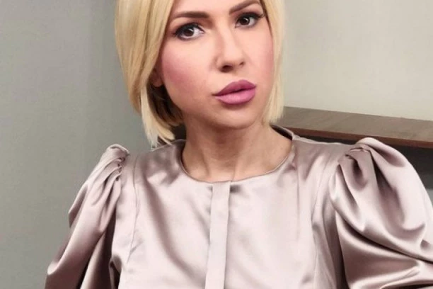 (FOTO) JOVANA JEREMIĆ SIJA U ELEGANTNOJ CRVENOJ HALJINI, A ON JOJ PRAVI DRUŠTVO: Ovaj političar je bio gost u njenoj emisiji!