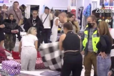 (VIDEO) ŽESTOK OKRŠAJ ZADRUGARKI! Nasrnule jedna na drugu, obezbeđenje ih jedva razdvojilo!