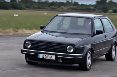 (VIDEO) "DVOJKA" BRŽA OD BUGATIJA: Boba je Golf sa 1.233 konjske snage, na pravcu "izlazi na crtu" bolidima FORMULE 1!