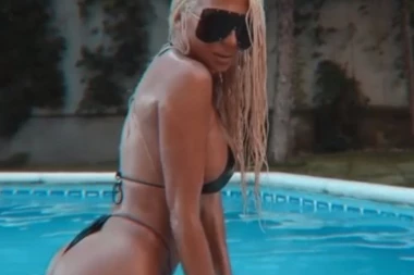 (FOTO) OKRENULA GU*U, A MINIJATURNE TANGE SE USEKLE: Vreli kadrovi Jelene Karleuša, GOLA I MOKRA pevačica bacila fanove u trans!