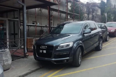 (FOTO) BAHAĆENJE BEZ SRAMA! GRDOSIJOM OD AUTOMOBILA BLOKIRAO ULAZ U INFENTIVNU KLINIKU!