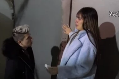 (VIDEO)  HAOS! Mina URLALA NA SAV GLAS, pa se jadala drugarici! Matora joj SASULA SVE U LICE!