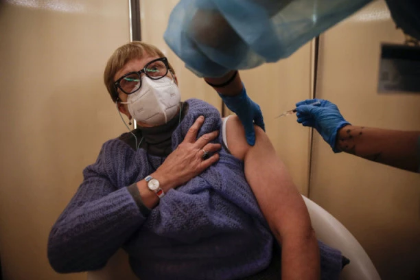 KO STOJI IZA KOMPANIJA KOJE SU PROIZVELE CEPIVA PROTIV KORONAVIRUSA? Oni nam prodaju vakcine!