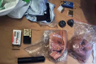 (FOTO) BEOGRADSKA POLICIJA UHAPSILA OPASNE DILERE! Osim što su "valjali" drogu, spremali se za JEZIVU AKCIJU: Svi dokazi pronađeni!