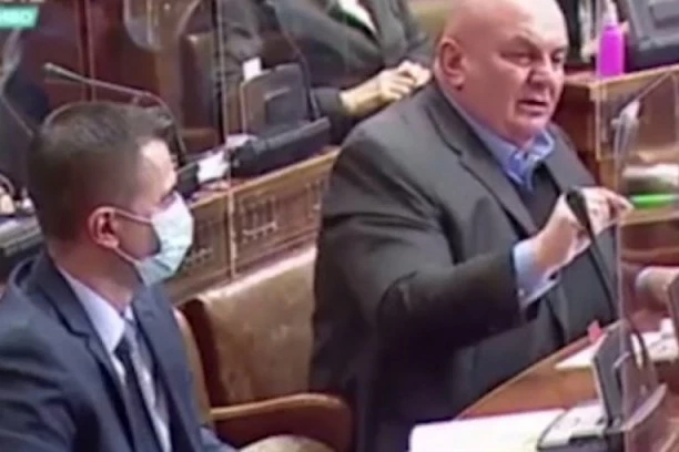 ON SE VEĆ SPREMA ZA MINISTARSTVO ZA NOŠENJE KAPA! Palma doneo Vučiću neobičan poklon! LIDER JS PONOVO BRILJIRA!