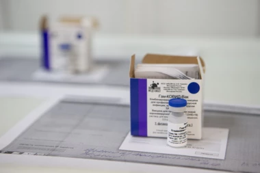 Ukrajina: Lekari nisu došli na vakcinaciju, vakcine bačene!