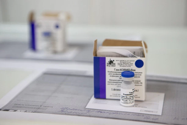 Ukrajina: Lekari nisu došli na vakcinaciju, vakcine bačene!