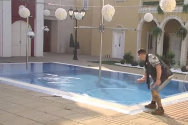 PAO MU MRAK NA OČI! Kristijan odlepio pa pobacao sve u bazen: SVI POBEGLI OD NJEGA!
