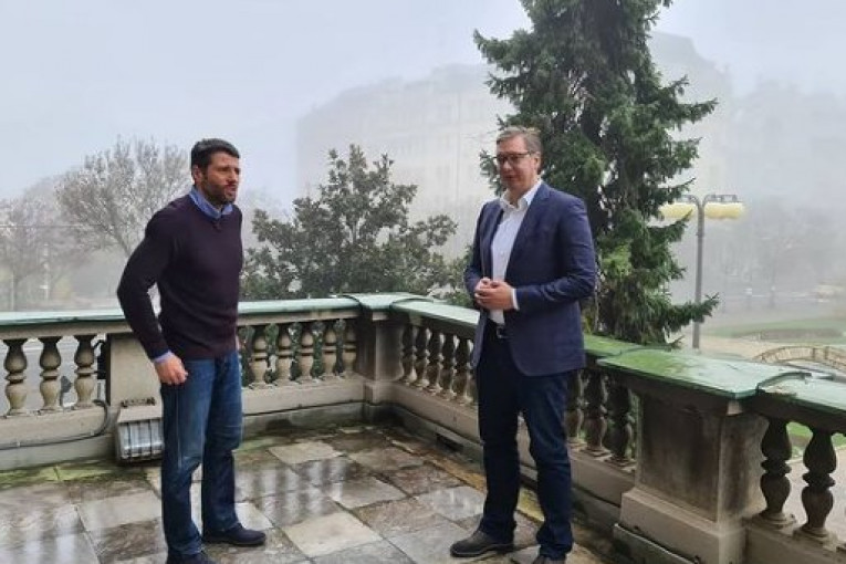 (FOTO) Kratka jutarnja kafa i prijateljski razgovor: Vučić sa Šapićem u predsedništvu