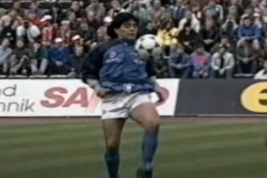 (VIDEO) DA SE NAJEŽIŠ: Fudbaleri Ajaksa simulirali LEGENDARNO ZAGREVANJE Dijega Armanda Maradone!