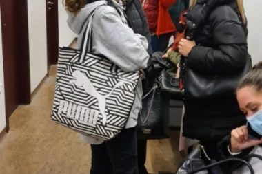 (FOTO) SRBIJA SE IZ PETNIH ŽILA BORI SA OPAKIM VIRUSOM, A ONI NE HAJU ZA MERE: U Prvom osnovnom sudu u Beogradu kao da korona ne postoji!