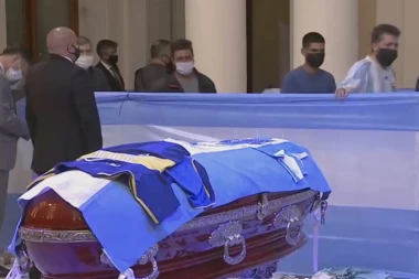 (FOTO)  IZLOŽEN KOVČEG "EL PIBEA" , HAOS NA ULICAMA: Navijači čekaju u redovima da se OPROSTE OD MARADONE!