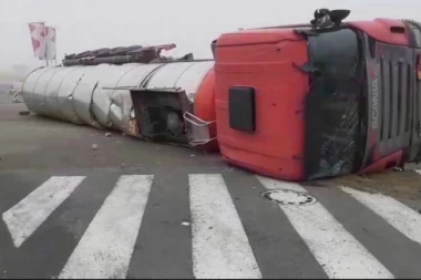 PREVRNULA SE CISTERNA SA AZOTOM NA PUTU ARILJE-POŽEGA: Vozač povređen, hitna intervencija vatrogasaca!