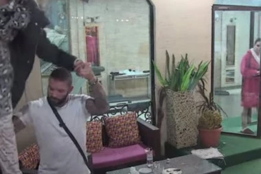 (VIDEO) DRAMA U PAROVIMA! Učesnica POKUŠALA da POBEGNE, PENJE SE NA KROV, visi sa zida!