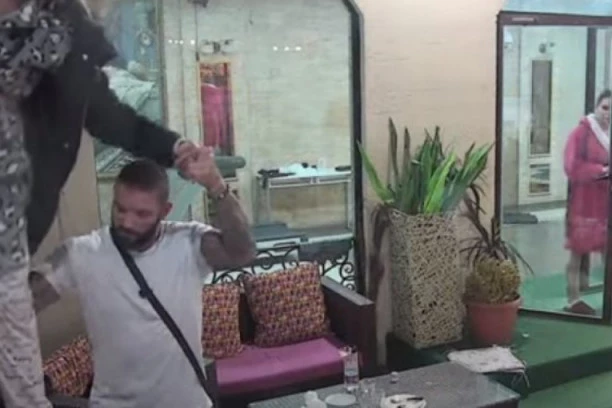 (VIDEO) DRAMA U PAROVIMA! Učesnica POKUŠALA da POBEGNE, PENJE SE NA KROV, visi sa zida!