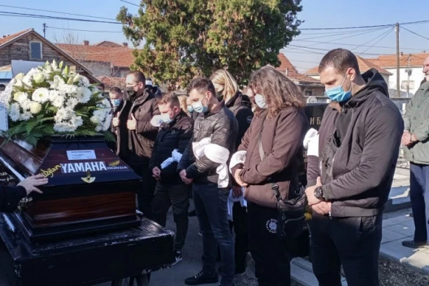 Porodica preminulog amadeusovca pokazala neviđenu humanost: UMESTO CVEĆA ZA TOKANOVU SAHRANU, donirali novac za OBOLELU DECU!