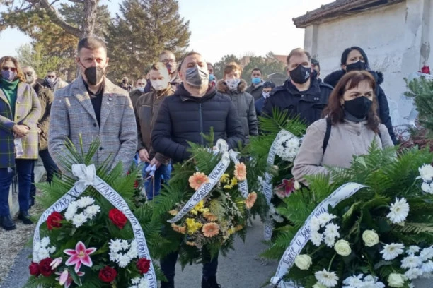(FOTO) POTRESNE FOTOGRAFIJE SA TOKANOVE SAHRANE: Svi zanemeli od bola!