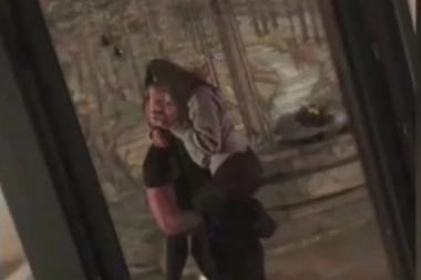 (VIDEO) BIVŠI DEČKO SANJE VUČIĆ U STRANSTVENOM KLINČU SA DRUGOM DEVOJKOM! Ona se oglasila i otkriva sve sočne detalje, pa poručila: PRETE MI SANJINI FANOVI!