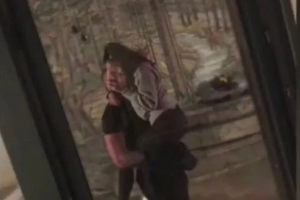 (VIDEO) BIVŠI DEČKO SANJE VUČIĆ U STRANSTVENOM KLINČU SA DRUGOM DEVOJKOM! Ona se oglasila i otkriva sve sočne detalje, pa poručila: PRETE MI SANJINI FANOVI!