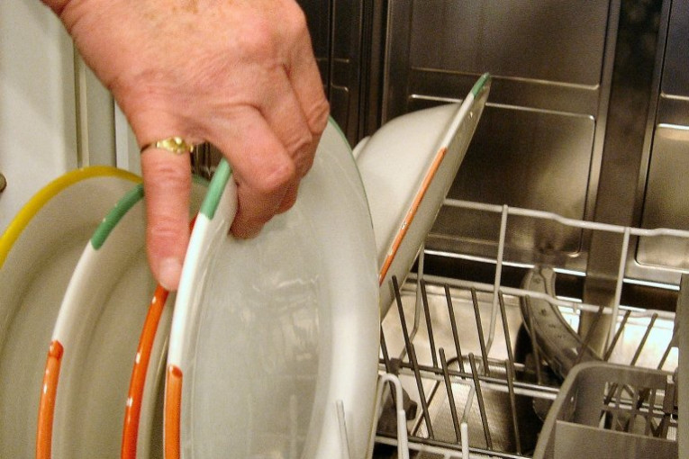 NIKAKO IH NE PERITE NA TAJ NAČIN: Mašina za sudove će vam uništiti ove predmete